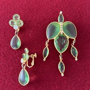 Sarah Coventry Vintage 1970’s Brooch with matching clip/screw back earrings